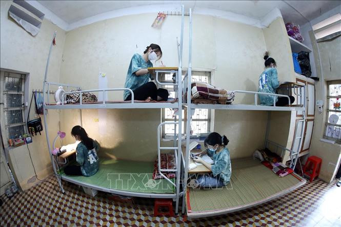 Học sinh lớp 12A1, Trường Trung học Phổ thông Dân tộc Nội trú tỉnh Lạng Sơn ôn tập cho Kỳ thi tại phòng ở nội trú. Ảnh: Anh Tuấn - TTXVN