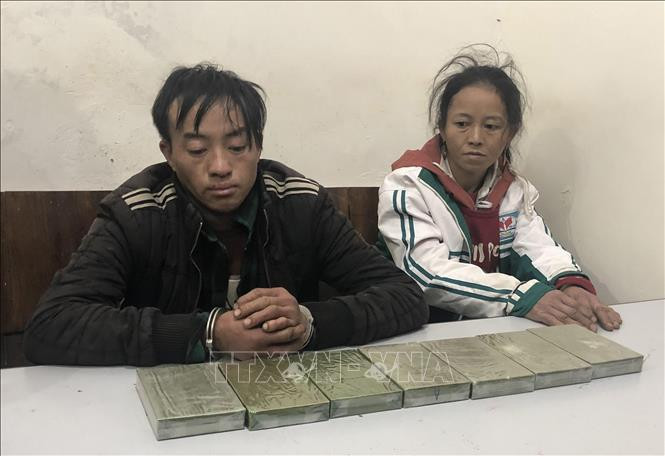Bắt giữ hai đối tượng Sồng A Su và Sồng Thị Nếnh vận chuyển 7 bánh heroin