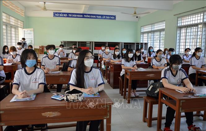 Thủ tướng Chính phủ giao Bộ Giáo dục và Đào tạo hướng dẫn địa phương cho học sinh đi học trực tiếp sớm nhất có thể
