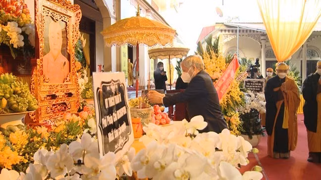 Chủ tịch UBTƯ MTTQ Việt Nam Đỗ Văn Chiến thắp hương tưởng nhớ cố Đại lão Hòa thượng Thích Thanh Đàm, Phó Pháp chủ Hội đồng chứng minh Giáo hội Phật giáo Việt Nam. Ảnh: tapchimattran.vn