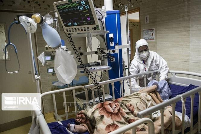 Điều trị cho bệnh nhân nhiễm COVID-19 tại bệnh viện ở Tehran, Iran. Ảnh: IRNA/TTXVN