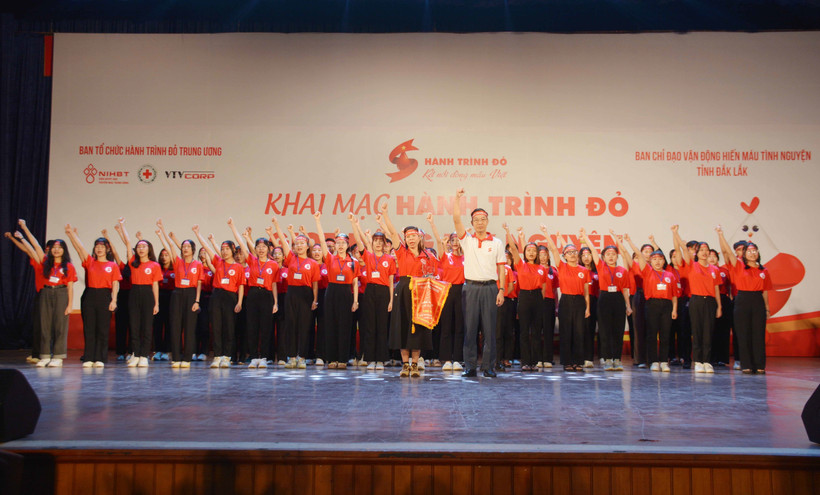Đại diện Ban Tổ chức và tình nguyện viên thể hiện quyết tâm hoàn thành tốt chương trình. Ảnh: Hoài Thu – TTXVN