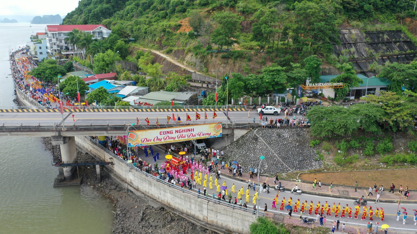 Lễ hội đền Cửa Ông năm 2022 thu hút đông đảo người dân và du khách thập phương. Ảnh: Thanh Vân-TTXVN