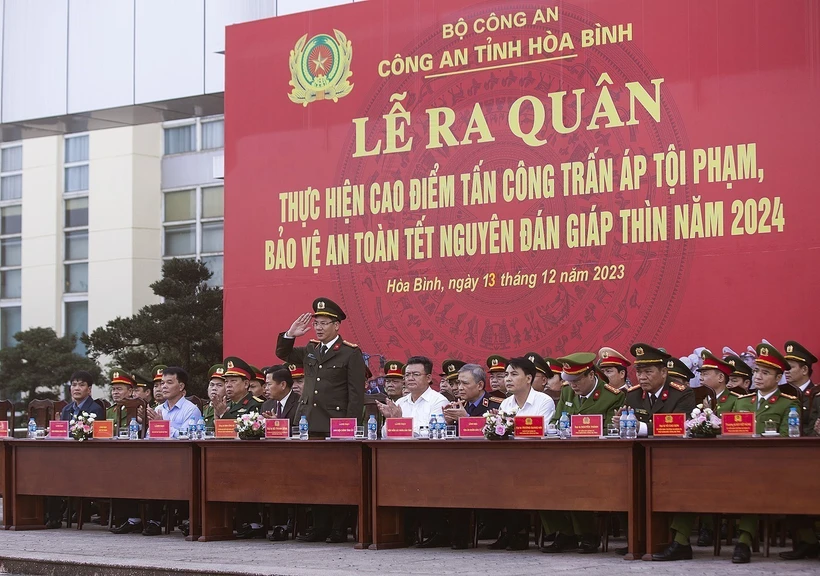 Lễ ra quân thực hiện cao điểm tấn công trấn áp tội phạm. Ảnh: Trọng Đạt-TTXVN