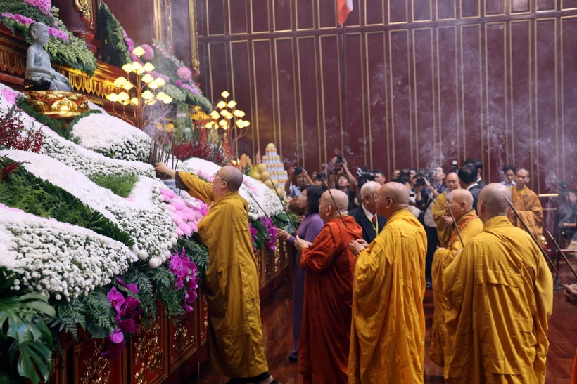 Các đại biểu, chư tăng thắp hương tưởng niệm Đức vua - Phật hoàng Trần Nhân Tông. Ảnh: Đức Hiếu - TTXVN