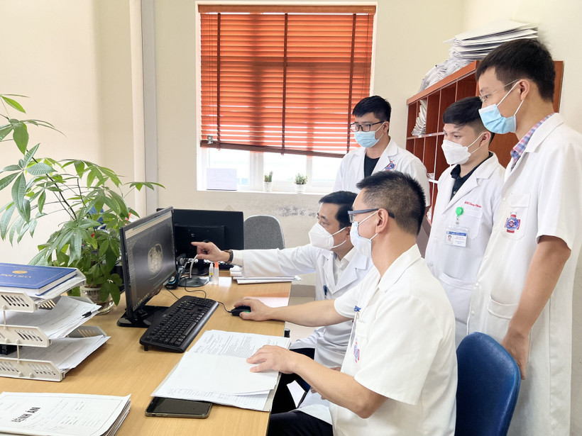 PGS.TS Phạm Văn Bình - Phó Giám đốc Bệnh viện K cùng các đồng nghiệp đang hỗ trợ chuyên môn điều trị một ca bệnh ung thư qua hội chẩn từ xa. Ảnh: suckhoedoisong.vn