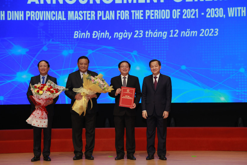 Trao chứng nhận quyết định phê duyệt Quy hoạch tỉnh Bình Định thời kỳ 2021 – 2030, tầm nhìn đến 2050. Ảnh: Sỹ Thắng - TTXVN