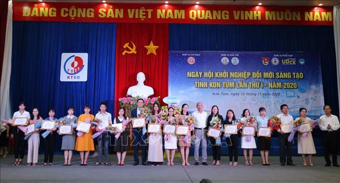 Ban tổ chức trao Giấy chứng nhân cho các đơn vị tham gia dự thi tại Ngày hội. Ảnh: Khoa Chương – TTXVN