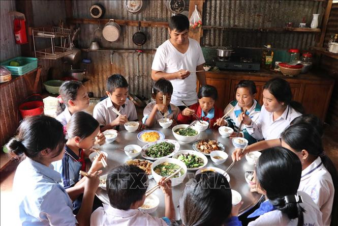 Bữa cơm tại Bếp ăn tình thương của cán bộ, chiến sĩ Đồn biên phòng cửa khẩu quốc tế Lệ Thanh dành cho các con nuôi. Ảnh: Hồng Điệp - TTXVN