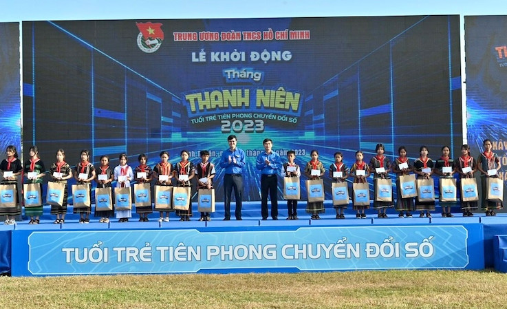 Bí thư Tỉnh ủy, Trưởng đoàn đại biểu Quốc hội tỉnh Bình Thuận Dương Văn An và Bí thư thứ nhất Trung ương Đoàn Bùi Quang Huy tặng quà cho học sinh có hoàn cảnh khó khăn. Ảnh: dangcongsan.vn
