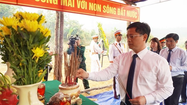 Lãnh đạo tỉnh Thừa Thiên Huế dâng hương tưởng nhớ các liệt sĩ hy sinh tại Tiểu khu 67. Ảnh: qdnd.vn