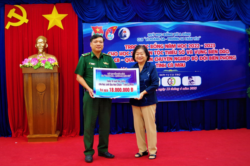Bà Trương Mỹ Hoa, nguyên Phó Chủ tịch nước, Chủ tịch Quỹ học bổng Vừ A Dính trao tặng 18 suất học bổng cho học sinh trên đảo Hòn Chuối (Cà Mau). Ảnh: TTXVN phát