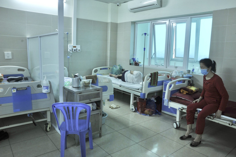 Bệnh nhân COVID-19 đa số tập trung ở người cao tuổi có bệnh nền. Ảnh: TTXVN phát