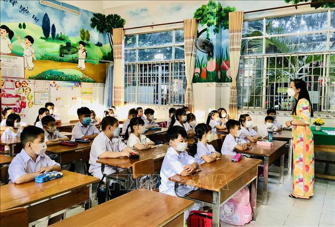 Học sinh Trường Tiểu học Ngô Quyền (thành phố Cần Thơ) trở lại trường học. Ảnh: Ánh Tuyết - TTXVN