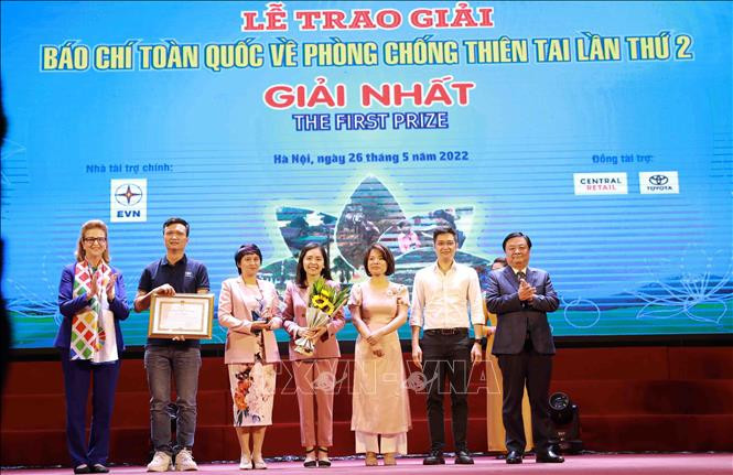 Tác giả đoạt Giải Nhất tại Lễ Trao Giải Báo chí toàn quốc về Phòng, chống thiên tai. Ảnh: Vũ Sinh - TTXVN