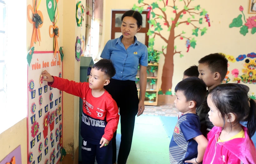 Một giờ học của cô và trò tại điểm trường Thi, Trường mầm non Chiềng Ken, huyện Văn Bàn (tỉnh Lào Cai). Ảnh: Quốc Khánh - TTXVN