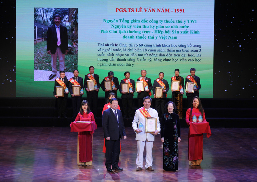 Trưởng ban Dân vận Trung ương Trương Thị Mai, Chủ tịch Trung ương Hội Nông dân Việt Nam Thào Xuân Sùng trao Bằng khen và Kỷ niệm chương cho các Nhà khoa học của nhà nông tại Lễ tôn vinh "Nhà Khoa học của nhà nông" lần thứ 3, năm 2020. Ảnh: baodantoc.vn