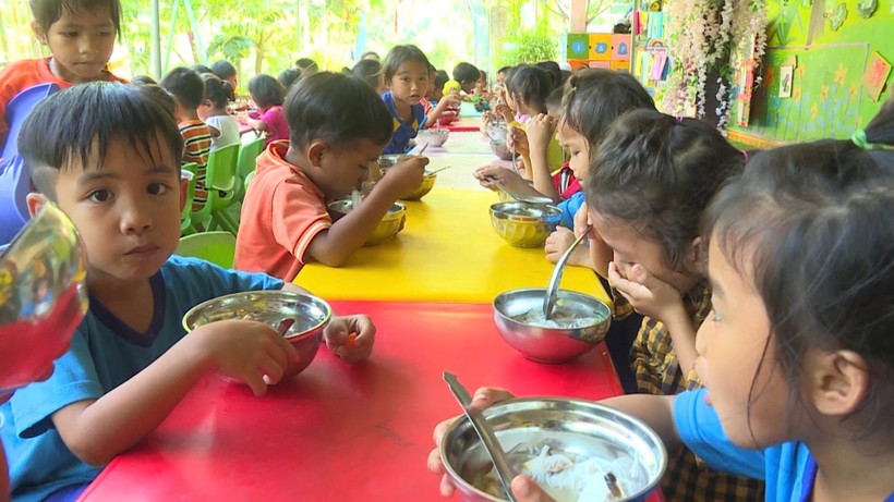 Bữa ăn bán trú của học sinh Trường Mầm non Trà Thanh, huyện Trà Bồng, tỉnh Quảng Ngãi. Ảnh: Đinh Hương - TTXVN