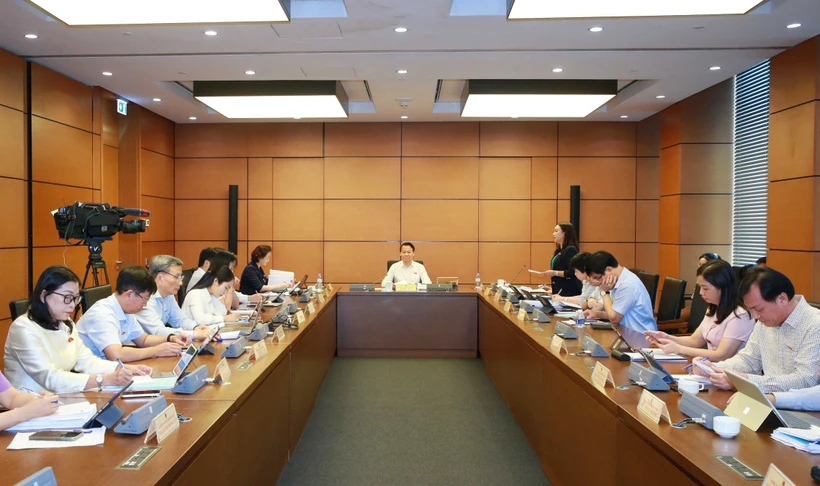 Đoàn đại biểu Quốc hội các tỉnh Yên Bái, Hoà Bình, Bình Phước, Bình Thuận thảo luận ở tổ. Ảnh: Phương Hoa - TTXVN