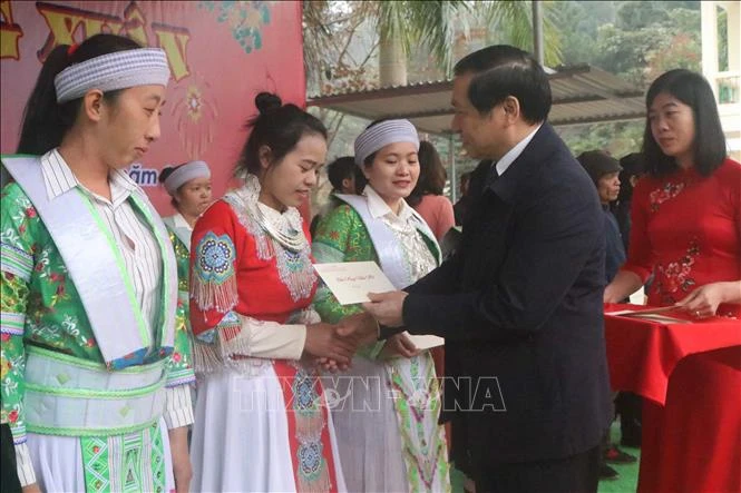 Lãnh đạo Tỉnh ủy Cao Bằng tặng quà dịp tết Nguyên đán cho các hộ nghèo vùng đồng bào dân tộc thiểu số. Ảnh: Chu Hiệu - TTXVN