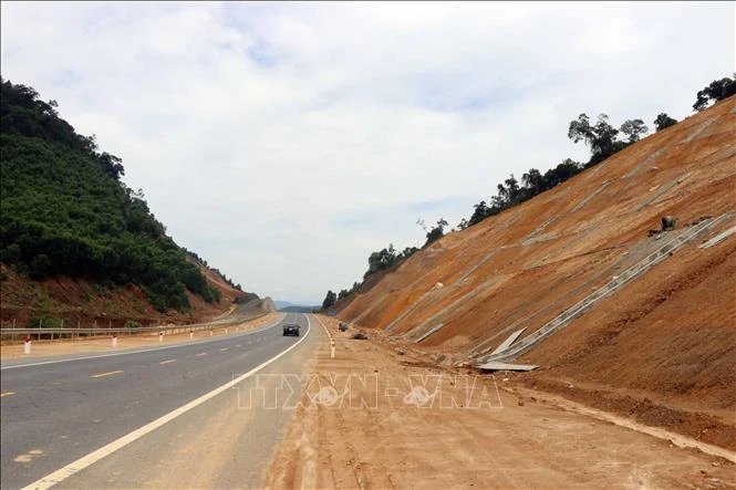 Mái taluy tại Km25 trên tuyến cao tốc La Sơn – Túy Loan đang thi công dở dang. Ảnh: Đỗ Trưởng - TTXVN