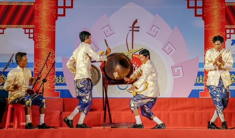Nghệ nhân ấp Cây Khô, xã Hồ Thị Kỷ, huyện Thới Bình, tỉnh Cà Mau biểu diễn nghệ thuật nhạc trống lớn. Ảnh: Huỳnh Anh - TTXVN