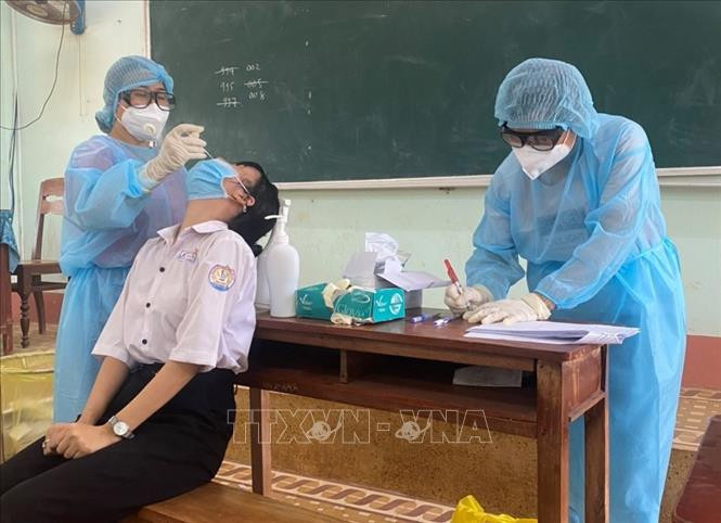 Các thí sinh được test nhanh SARS-CoV-2 sau buổi phổ biến quy chế thi chiều 5/8/2021. Ảnh: Tường Quân - TTXVN