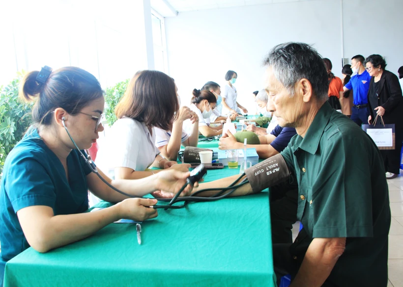 Khám, chữa bệnh, tặng quà cho thương binh, bệnh binh tại Lai Châu