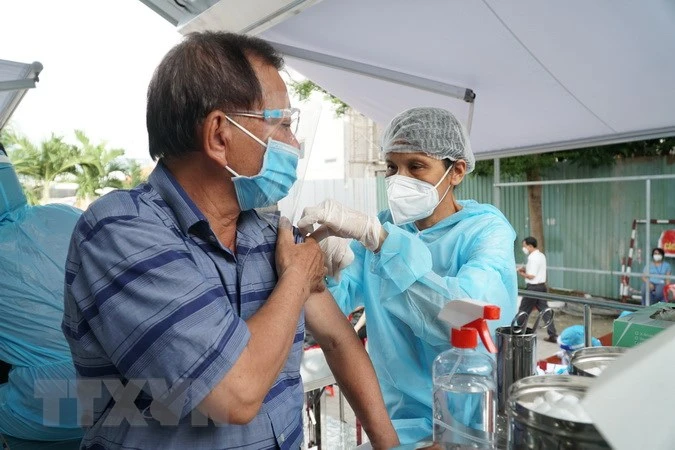 Thủ tướng Chính phủ chỉ đạo đẩy nhanh tiêm vaccine phòng COVID-19 mũi 3, mũi 4