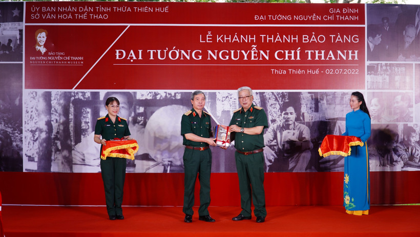 Tổng cục Chính trị Quân đội nhân dân Việt Nam tặng Bảo tàng bộ sách Đại tướng Nguyễn Chí Thanh. Ảnh: Mai Trang - TTXVN