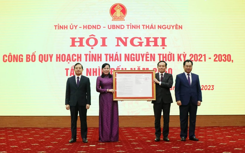 Phó Thủ tướng Trần Lưu Quang trao Quyết định của Thủ tướng Chính phủ phê duyệt Quy hoạch tỉnh Thái Nguyên thời kỳ 2021-2030, tầm nhìn đến năm 2050 cho các đồng chí lãnh đạo tỉnh Thái Nguyên. Ảnh: Thu Hằng - TTXVN