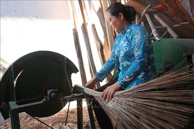 Đến với làng nghề bó chổi cọng dừa Mỹ An