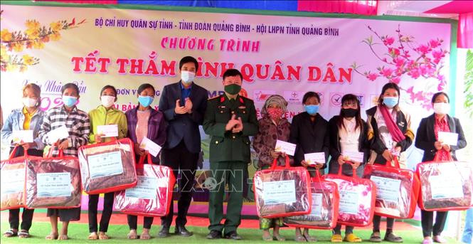 Tết thắm tình quân dân ở bản Cà Xen