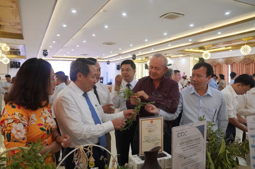 Các đại biểu tham quan một số loại cây dược liệu và sản phẩm từ dược liệu. Ảnh: Thanh Thủy-TTXVN