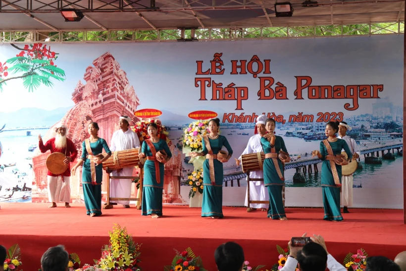 Tham gia Lễ hội, du khách sẽ được chiêm ngưỡng các điệu Múa dưới chân Tháp Bà do vũ nữ Chăm ở Ninh Thuận biểu diễn. Ảnh: Đặng Tuấn –TTXVN
