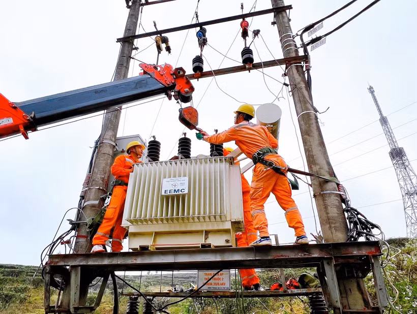 Điện lực Tân Uyên (Lai Châu) thay máy biến áp phục vụ chống quá tải. Ảnh: Nguyễn Oanh - TTXVN
