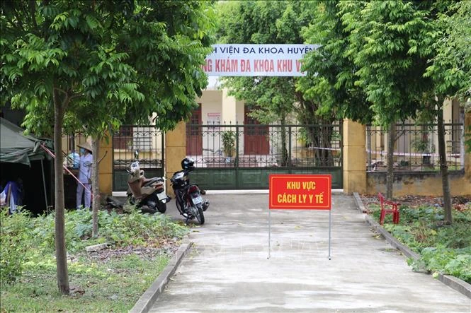 Phòng khám Đa khoa khu vực Cầu Yên, nơi đang điều trị 8 bệnh nhân COVID-19. Ảnh: Đức Phương - TTXVN