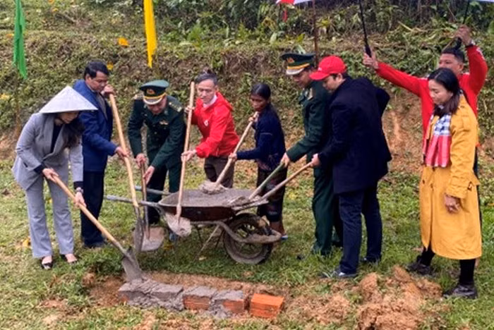 Đại diện lãnh đạo Hội LHPN tỉnh Quảng Trị, Bộ Chỉ huy BĐBP, Hội Chữ Thập đỏ tỉnh, Viettel Quảng Trị đặt đá khởi công xây dựng nhà “Mái ấm Biên cương” cho hộ gia đình bà Hồ Thị May ở bản Ngược. Ảnh: hoilhpn.org.vn