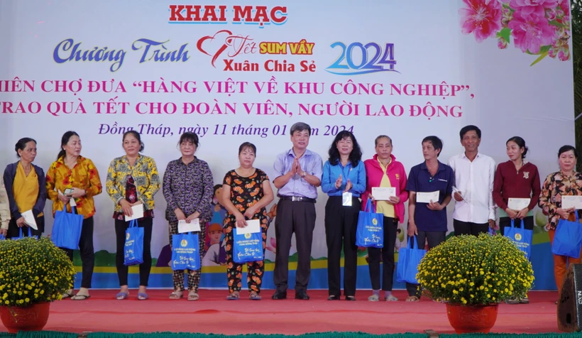 Ấm áp Chương trình “Tết Sum vầy - Xuân chia sẻ”
