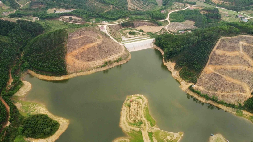 Hồ chứa nước thuỷ lợi Khe Ráy, có dung tích 600.000m3 thuộc xã Nghĩa Phương, huyện Lục Nam được đầu tư hơn 10 tỷ đồng để nâng cấp thân đập, góp phần đảm bảo an toàn trong công tác tích nước phục vụ sản xuất nông nghiệp và nước sinh hoạt của xã Nghĩa Phươn