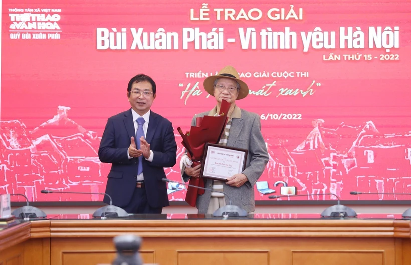Phó Tổng Giám đốc TTXVN Nguyễn Tuấn Hùng trao Giải thưởng Lớn - Vì tình yêu Hà Nội cho đạo diễn Trần Văn Thủy với những tác phẩm bất hủ như “Hà Nội trong mắt ai”, “Chuyện tử tế”. Ảnh: Minh Đức - TTXVN
