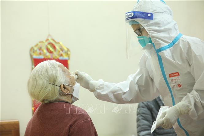 Nhân viên y tế lấy mẫu xét nghiệm COVID-19 cho người dân phường Cửa Đông (quận Hoàn Kiếm, Hà Nội). Ảnh: Minh Quyết - TTXVN