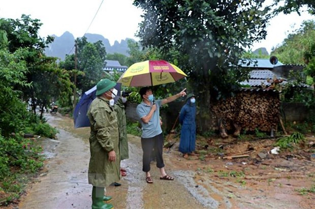 Lực lượng chức năng tỉnh Hòa Bình chỉ đạo công tác di dời cho người dân đến nơi an toàn. Ảnh: Thanh Hải - TTXVN 