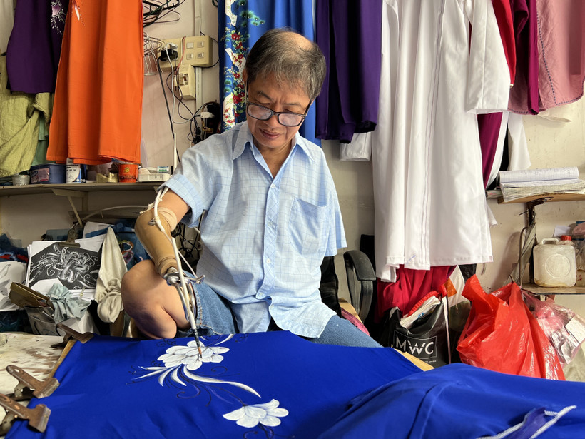 Họa sỹ Trần Hùng Bảo người thổi hồn vào từng cánh hoa trên nền vải