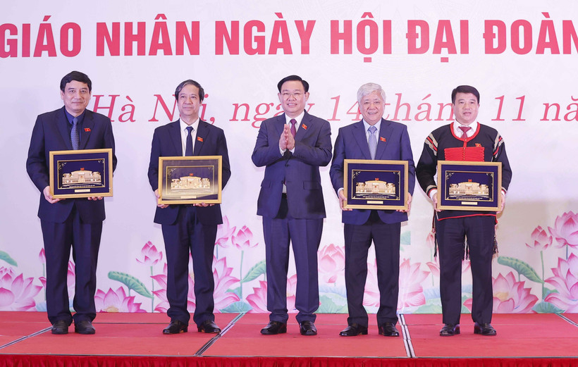 Chủ tịch Quốc hội Vương Đình Huệ gặp mặt đại biểu Quốc hội là người dân tộc thiểu số, chức sắc tôn giáo, giáo viên