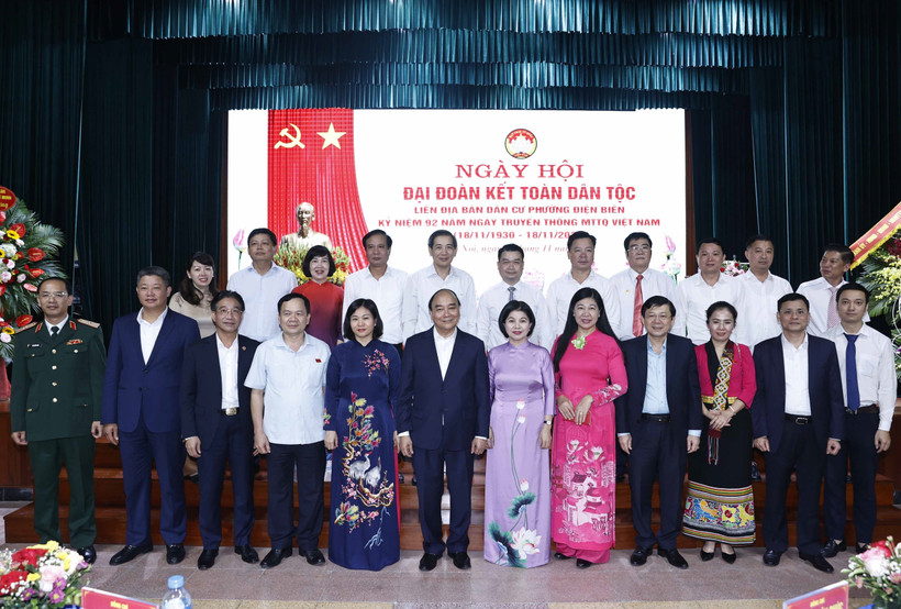 Chủ tịch nước Nguyễn Xuân Phúc dự Ngày hội Đại đoàn kết toàn dân tộc tại phường Điện Biên, Hà Nội