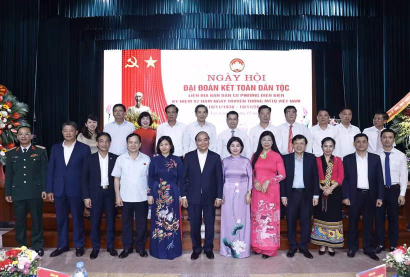 Chủ tịch nước Nguyễn Xuân Phúc dự Ngày hội Đại đoàn kết toàn dân tộc tại phường Điện Biên, Hà Nội