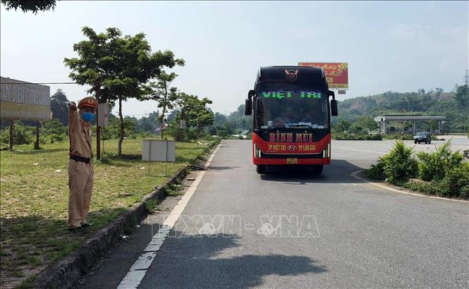 Lực lượng chức năng điều tiết các phương tiện vào chốt kiếm dịch y tế tại trạm thu phí Km 237. Ảnh : Quốc Khánh - TTXVN