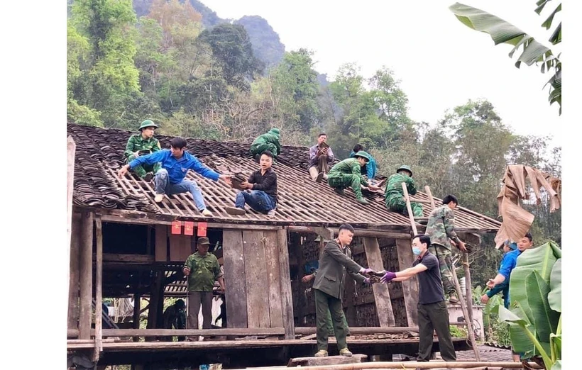 Một căn nhà dột nát ở huyện Thạch An được lực lượng công an huyện, dân quân, biên phòng hỗ trợ tháo dỡ để xây mới. Ảnh: TTXVN phát