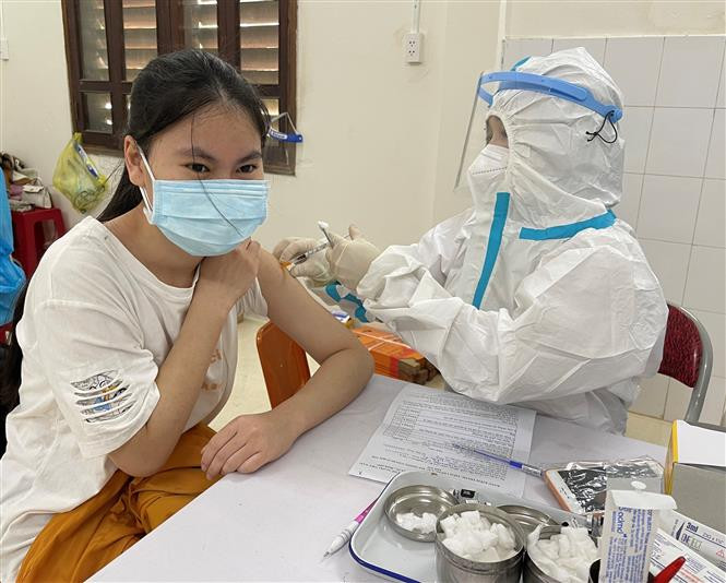 Tiêm vaccine phòng COVID-19 cho trẻ trong độ tuổi từ 12-17 tại Trung tâm y tế thành phố Đông Hà. Ảnh: Thanh Thủy-TTXVN 